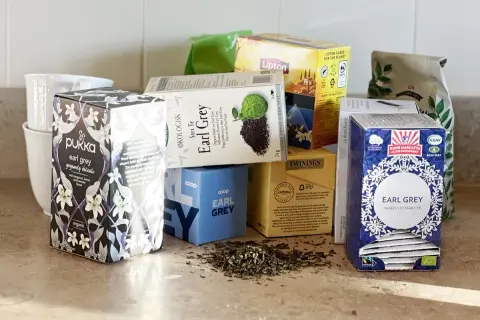 En samling Earl Grey-teer, varav flera framhäver den distinkta bergamott smak.