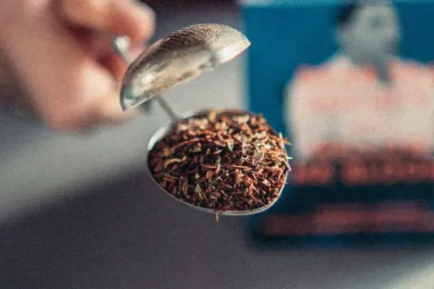 En tesil fylld med rooibos te, redo att ge en härlig rooibos te smak.