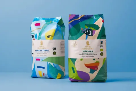 Två påsar Arvid Nordquist-kaffe med färgglada mönster. En påse heter "Kahawa Tembo" och den andra "Señoras". Frågan om hur många koppar kaffe per paket är inte besvarad här.