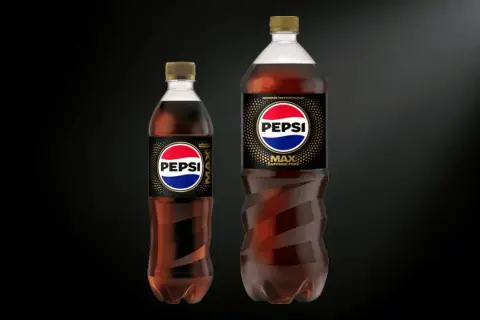 Två flaskor Pepsi Max, en mindre och en större, med texten "CAFFEINE FREE". Undrar du hur mycket koffein i Pepsi Max? Denna variant är utan koffein.