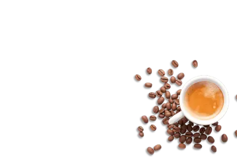 En vit kopp med espresso omgiven av kaffebönor, en inbjudan till olika kaffedrycker.