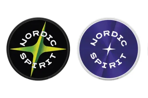 Fyra runda logotyper med texten "NORDIC SPIRIT" och en stjärna. En med svart bakgrund och turkos stjärna, en med svart bakgrund och grön/gul stjärna, en med lila bakgrund och en lila stjärna, samt en med rosa bakgrund och en rosa stjärna.