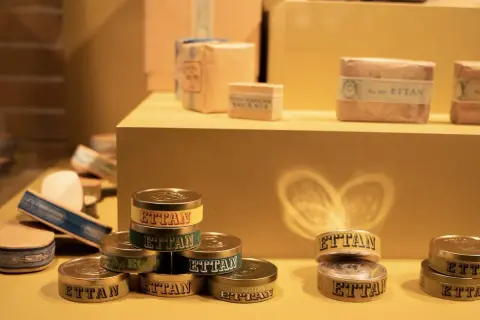 Ettan snus historia. En samling gamla snusdosor och paket med texten "Ettan" på, som visar en del av svensk snushistoria.