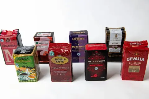 En rad kaffepaket för ett kaffe test. Här finns Mellanrost från Gevalia, ICA, Löfbergs, Arvid Nordquist, Zoégas, Lindvalls och fler.