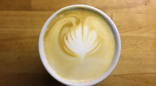 En kopp kaffe med lattekonst, en vacker morgon. Forskning visar att kaffe kan minska risken för cancer.