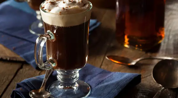 En härlig Irish coffee med vispad grädde och kanel. Perfekt för ett mysigt irish coffee recept svenska.