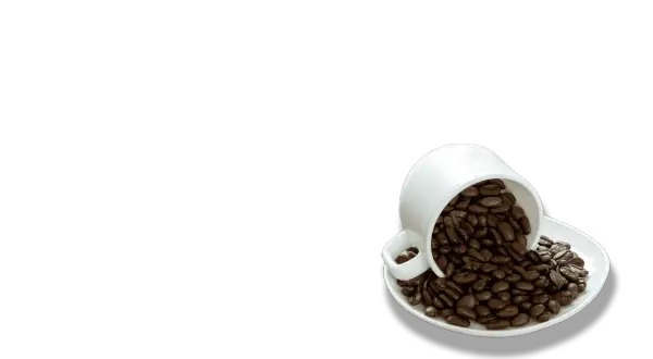En vit kaffekopp med bönor som rinner ut på fatet, redo för en härlig kaffe mocha.