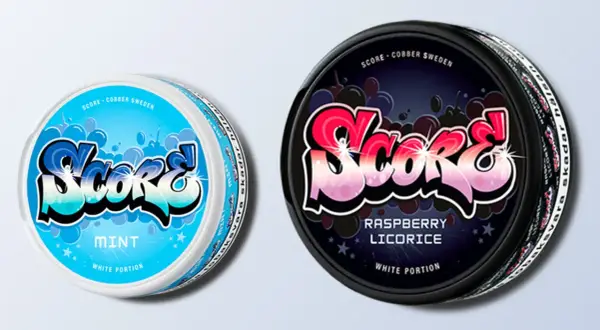 Två dosor snus, en med mintsmak och en med hallonlakritssmak. Dessa gamla snussorter från Score är nu samlarobjekt.