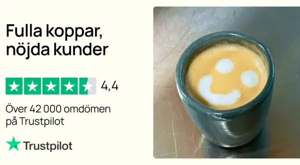 En kopp kaffe med ett leende latte art. Fulla koppar, nöjda kunder som njuter av sitt chai kaffe.