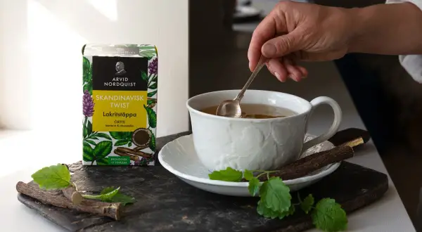 En kopp te med lakritsrot och citronmeliss, en perfekt dryck för att pigga upp sig. Detta chai te har naturligt koffein.