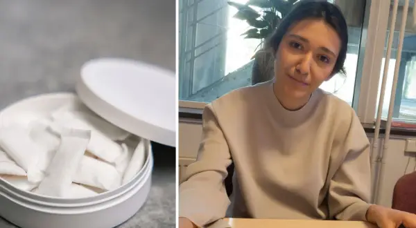 En kvinna sitter vid ett bord. Bredvid henne syns en dosa med snus.