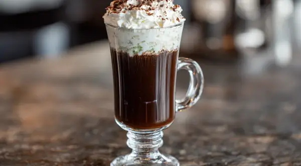 En lyxig kaffedrink med vispgrädde och chokladspån. Kanske ett recept från Kaffe Karlsson?
