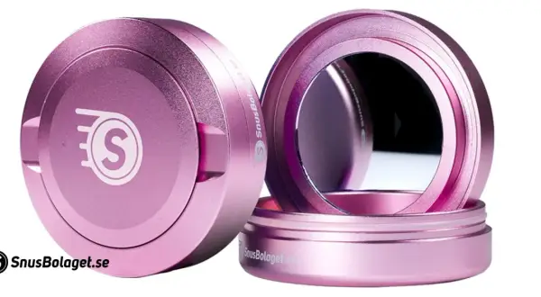 Två rosa snusdosor, en stängd med S-logga, en öppen med spegel. Frågan är hur många snus i en dosa lyft.