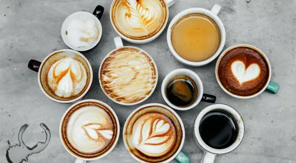 En samling kaffekoppar med vacker lattekonst. Även om koffeinfritt kaffe kan verka ofarligt, är det bra att vara medveten om dess effekter.