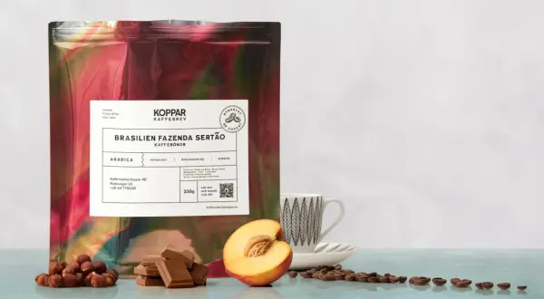 Kaffepåse med brasilianska bönor, choklad, hasselnötter och persika. Brasilien är landet som producerar mest kaffe i världen.