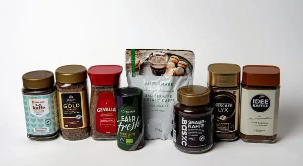 En samling snabbkaffe-burkar och en påse. Hur många skedar kaffe behövs för att vakna?