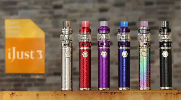 En rad med ijust 3 vape-pennor i olika färger, från silver till svart, står uppradade.