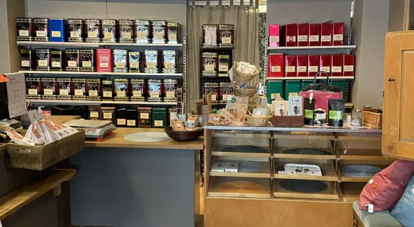 En butik fylld med teburkar i olika färger och mönster, redo att erbjuda det godaste teet för varje smak.
