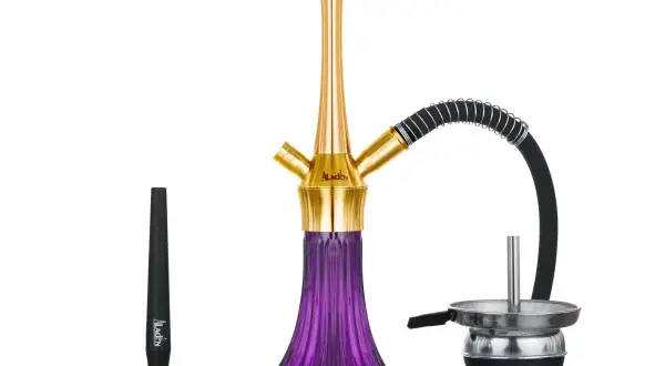 En elegant Aladin shisha med lila glas och guldfärgade detaljer. En modern design för en njutbar upplevelse.