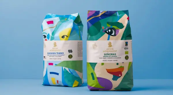 Två påsar Arvid Nordquist-kaffe med färgglada mönster. En påse heter "Kahawa Tembo" och den andra "Señoras". Frågan om hur många koppar kaffe per paket är inte besvarad här.