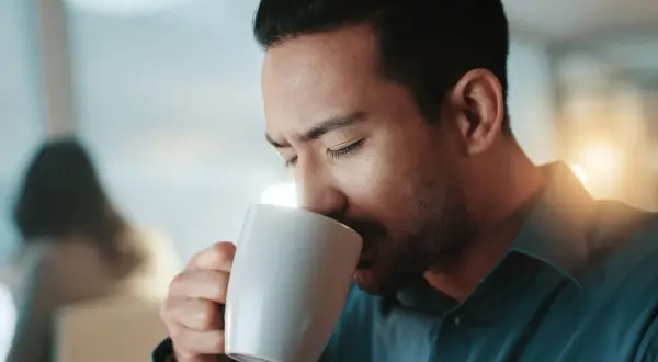 Man dricker kaffe, en del av hans viktnedgångsresa.