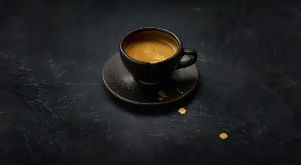 En mörk kopp med en dubbel espresso, redo att ge dig en rejäl dos koffein.