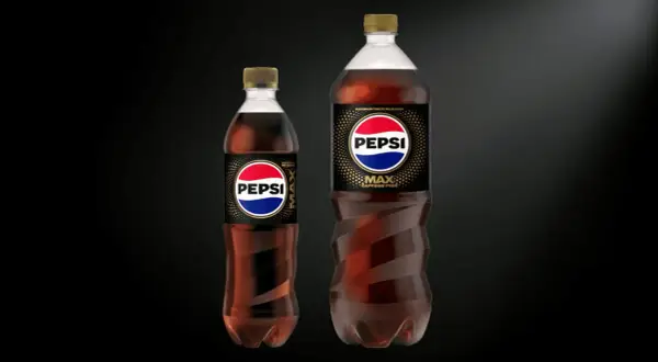Två flaskor Pepsi Max, en mindre och en större, med texten "CAFFEINE FREE". Undrar du hur mycket koffein i Pepsi Max? Denna variant är utan koffein.