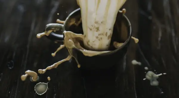 Kaffe skvätter ur en kopp, en bild som kan associeras med inflammation i kroppen.