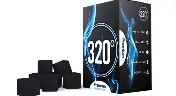En låda med "320° Premium Coconut Coal" och flera kolbitar. Perfekt för en avkopplande kväll med cocobrico.