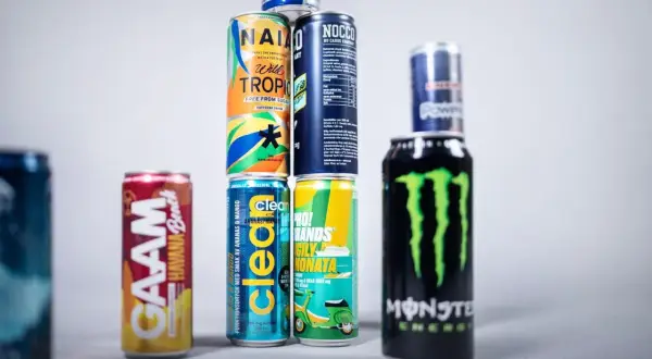 En NOCCO innehåller 180 mg koffein. Hur många koppar kaffe motsvarar en NOCCO? Bilden visar flera energidrycker.