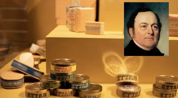 Porträtt av en man bredvid staplar av snusdosor med texten "Ettan". En historisk fråga är vem uppfann snus.