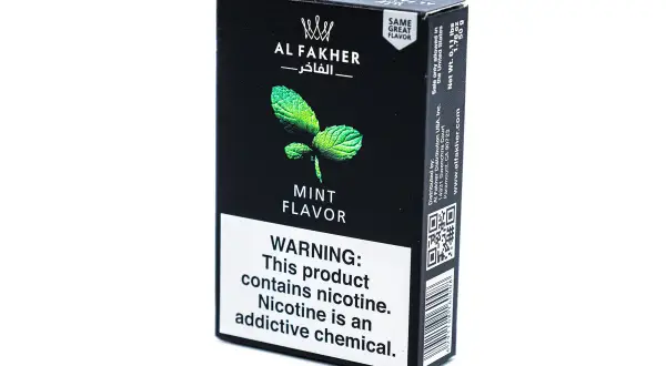 Al Fakher mint flavor, en svart ask med en mintkvist och varningstext om nikotin.