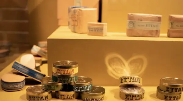 Ettan snus historia. En samling gamla snusdosor och paket med texten "Ettan" på, som visar en del av svensk snushistoria.