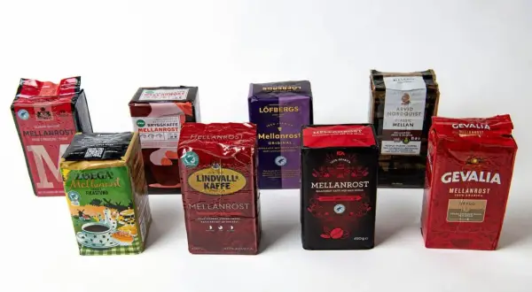En rad kaffepaket för ett kaffe test. Här finns Mellanrost från Gevalia, ICA, Löfbergs, Arvid Nordquist, Zoégas, Lindvalls och fler.