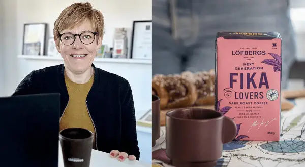 Kvinna ler vid datorn, bredvid en förpackning med LÖFBERGS FIKA LOVERS kaffe, en symbol för svenska kafferosterier.