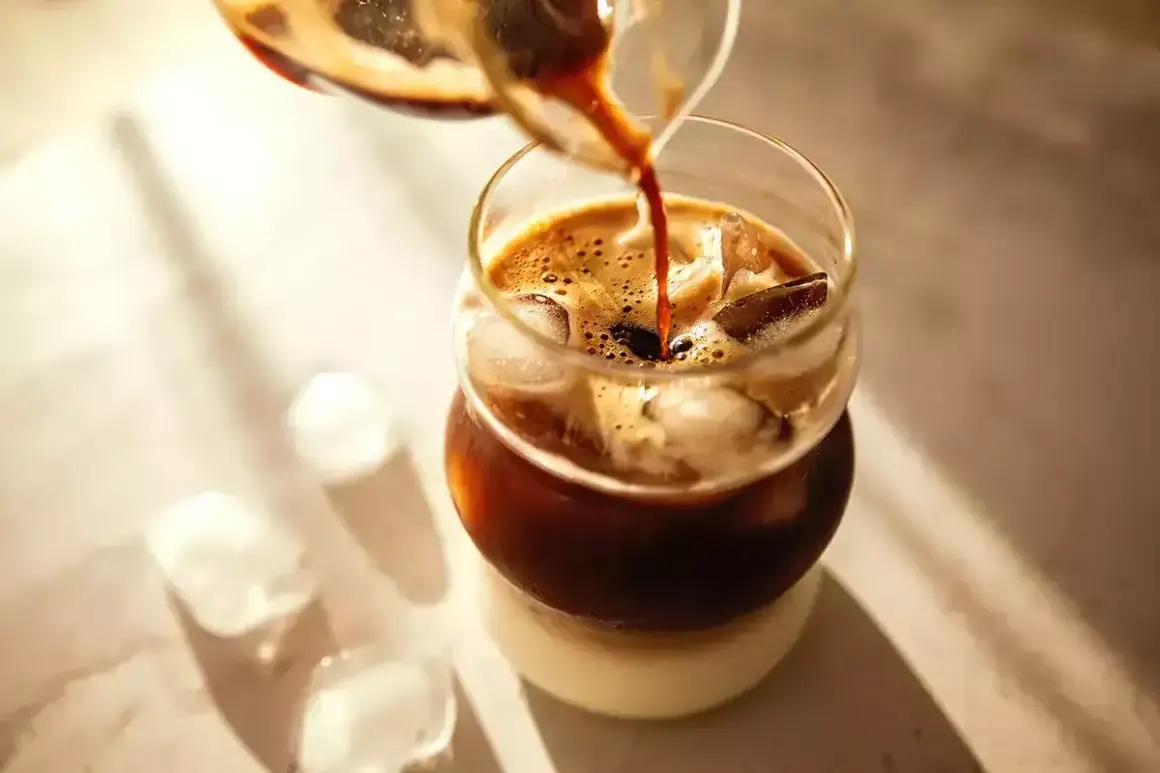 Espresso hälls över is i ett glas, perfekt för ett uppfriskande iskaffe recept.
