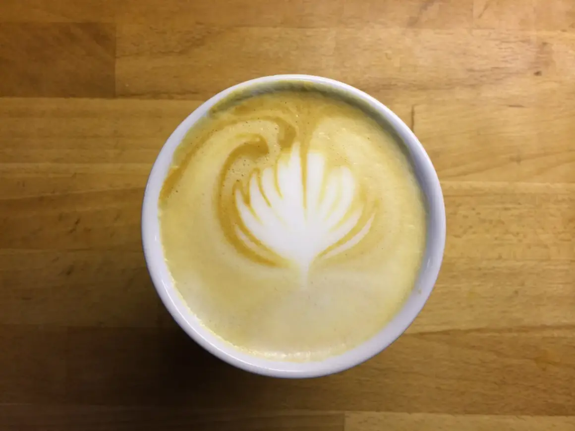 En kopp kaffe med lattekonst, en vacker morgon. Forskning visar att kaffe kan minska risken för cancer.