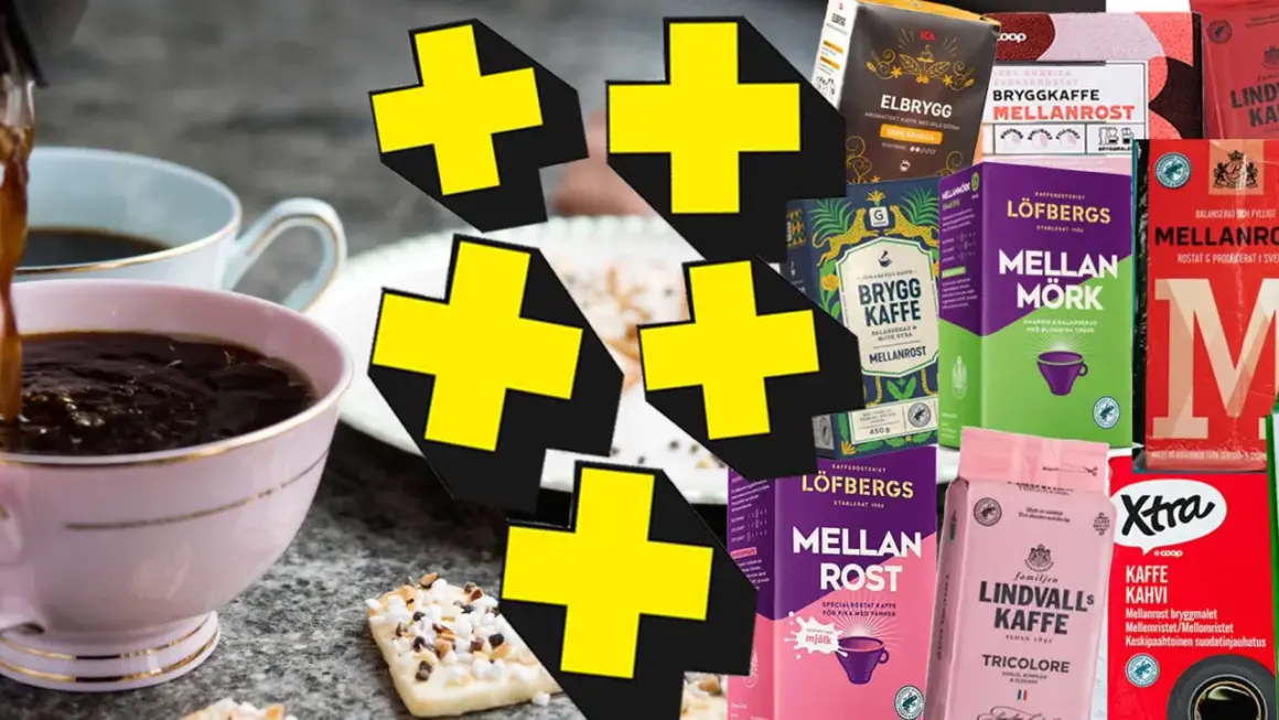 Kaffekoppar fylls med mörkt kaffe, omgivna av olika sorters arabica kaffe.