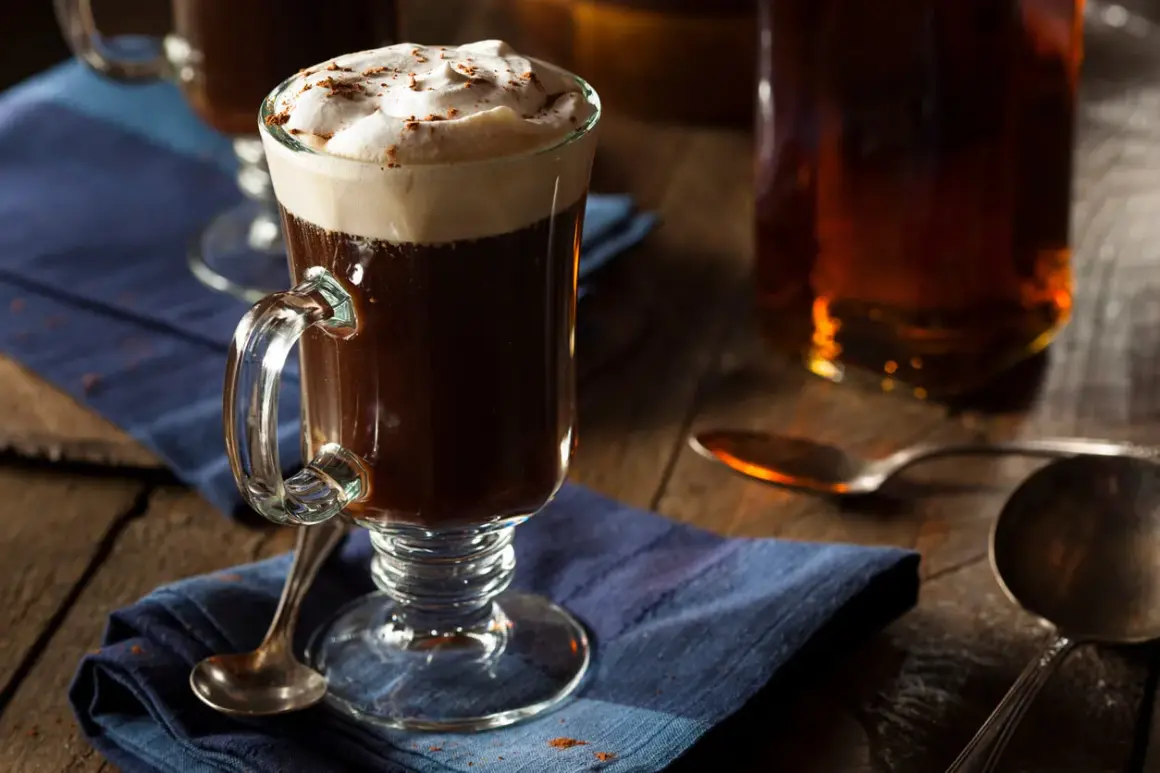 En härlig Irish coffee med vispad grädde och kanel. Perfekt för ett mysigt irish coffee recept svenska.