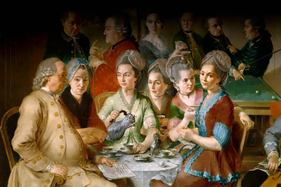 En grupp människor samlas runt ett bord för att dricka kaffe, en scen som speglar kaffets historia och dess sociala betydelse.