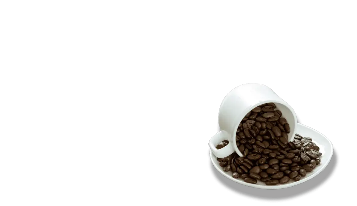En vit kaffekopp med bönor som rinner ut på fatet, redo för en härlig kaffe mocha.