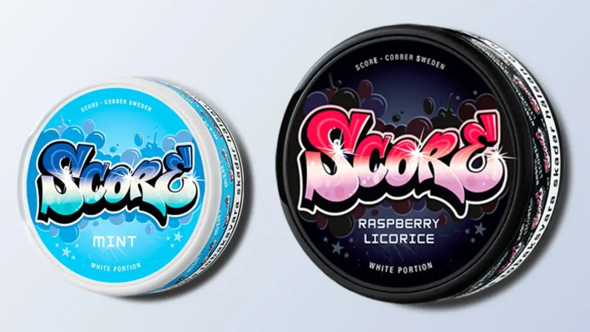 Två dosor snus, en med mintsmak och en med hallonlakritssmak. Dessa gamla snussorter från Score är nu samlarobjekt.