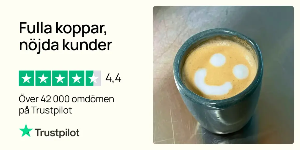 En kopp kaffe med ett leende latte art. Fulla koppar, nöjda kunder som njuter av sitt chai kaffe.