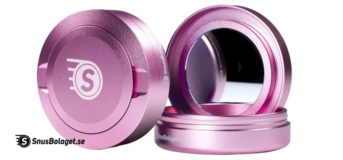 Två rosa snusdosor, en stängd med S-logga, en öppen med spegel. Frågan är hur många snus i en dosa lyft.