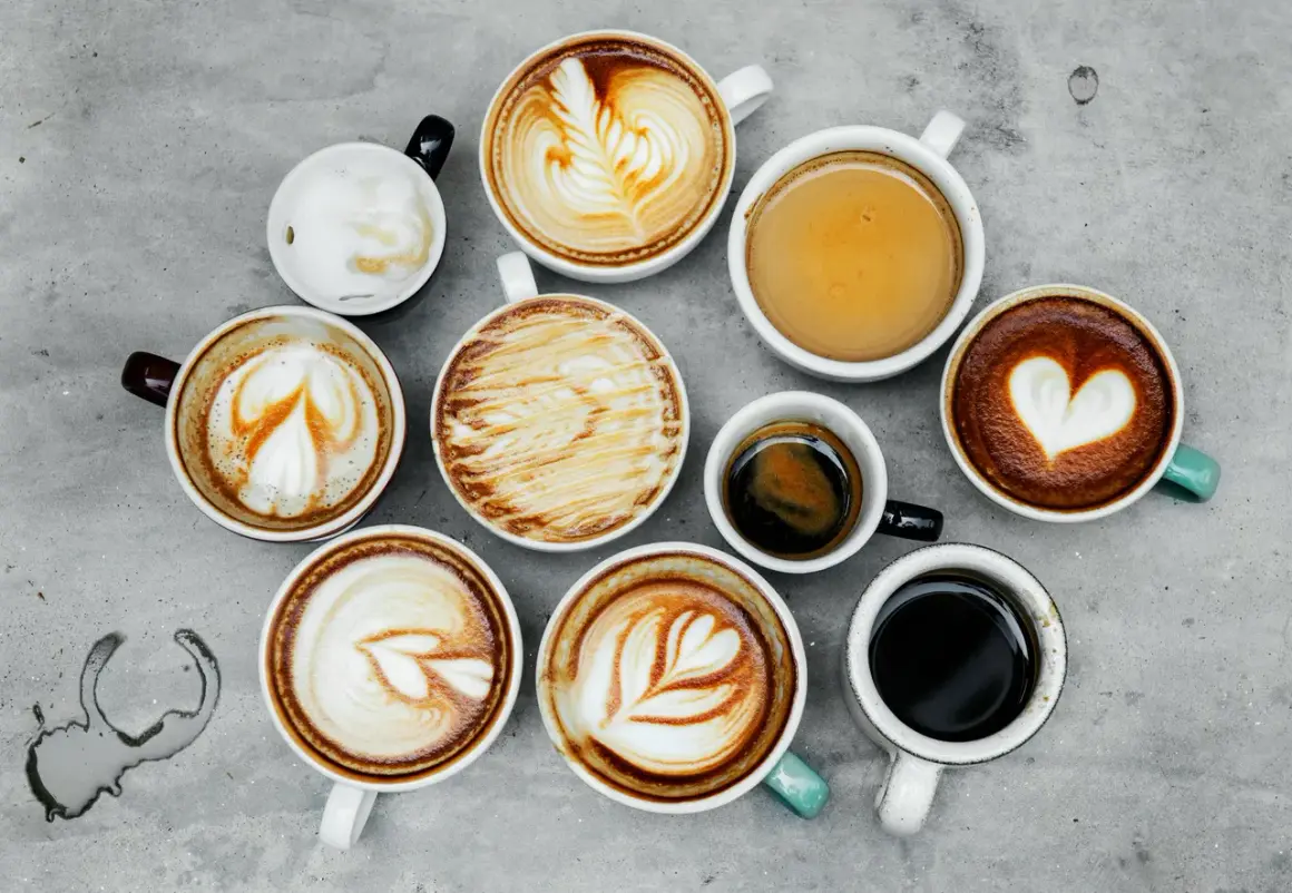En samling kaffekoppar med vacker lattekonst. Även om koffeinfritt kaffe kan verka ofarligt, är det bra att vara medveten om dess effekter.