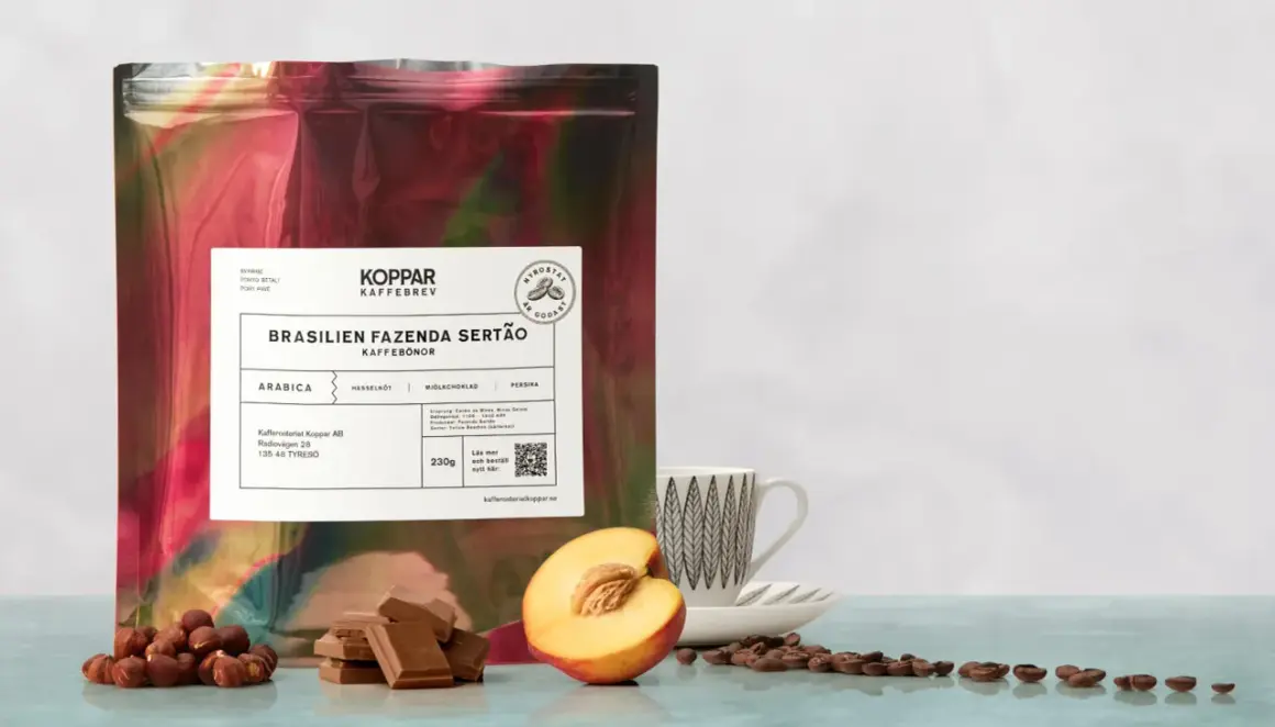 Kaffepåse med brasilianska bönor, choklad, hasselnötter och persika. Brasilien är landet som producerar mest kaffe i världen.