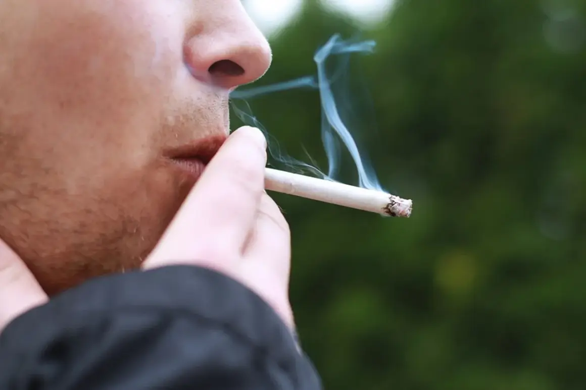 En person röker en cigarett med mentolsmak utomhus i Sverige.