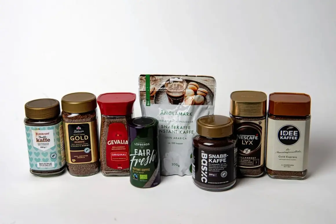 En samling snabbkaffe-burkar och en påse. Hur många skedar kaffe behövs för att vakna?