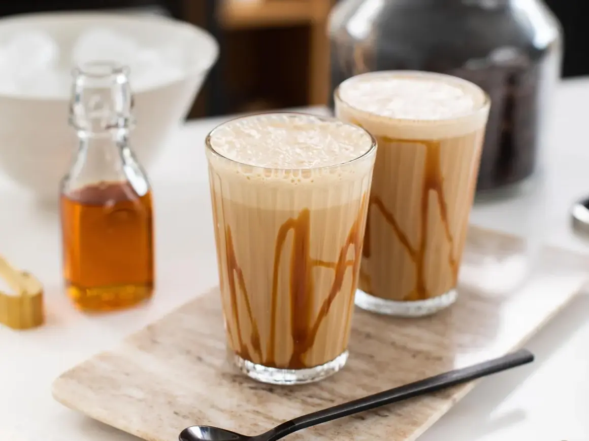 Två glas med karamellfrappe, redo att avnjutas. Ett enkelt frappe recept för en varm sommardag.