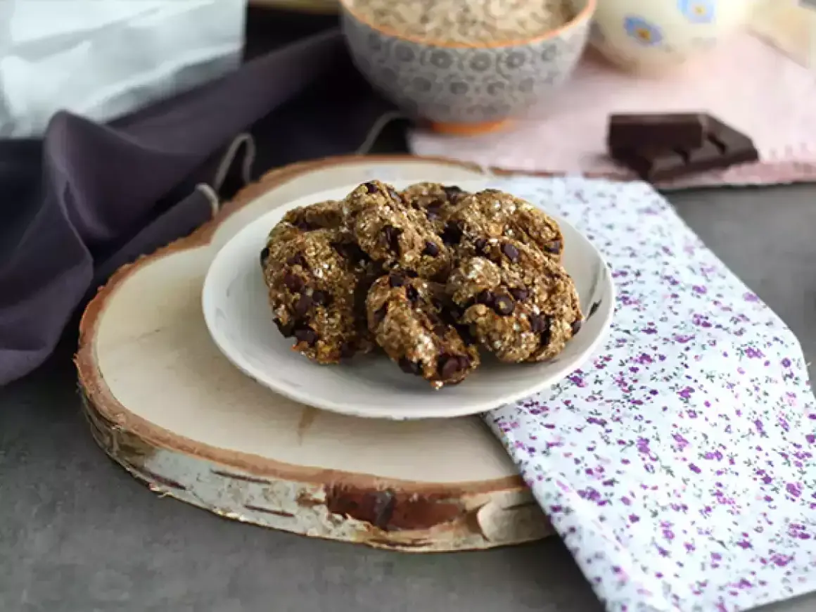Havrekakor med chokladbitar, perfekta till en kopp kaffe mocca.